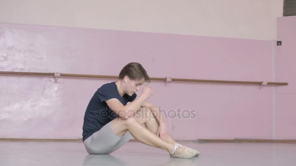 Χαρούμενα μπαλέτου χορευτής εκτέλεση στο στούντιο χορού - Πλάνα, βίντεο