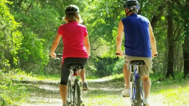  pareja disfrutando del ciclismo en el parque
  - Metraje, vídeo
