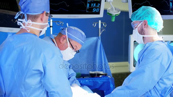 cirurgiões que realizam cirurgia ortopédica
 - Filmagem, Vídeo
