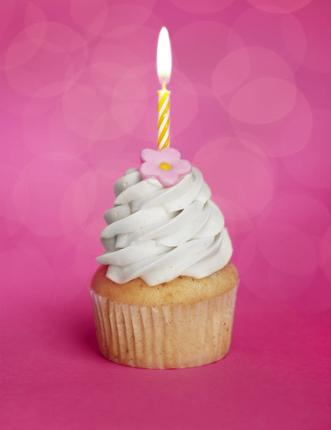 ピンクの誕生日ケーキ - 写真・画像