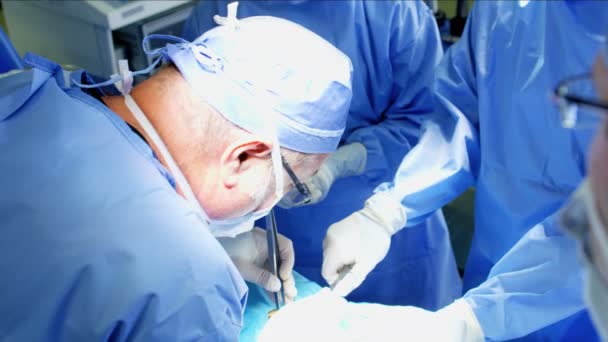 Krankenhausteam führt orthopädische Operationen durch - Filmmaterial, Video