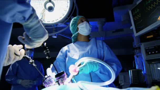 Operationsteam führt laparoskopische Operation durch - Filmmaterial, Video