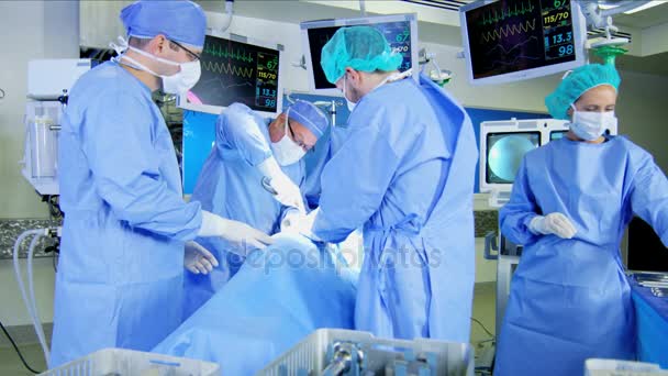cerrahlar Orthopaedic işlemi gerçekleştirmeden - Video, Çekim