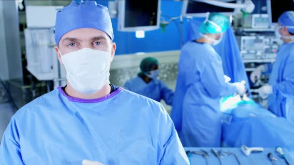  χειρουργός, παρατηρώντας μια ομάδα εξειδικευμένων χειρουργικών νοσοκομείο - Πλάνα, βίντεο