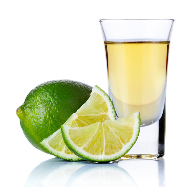 tequila złota strzał z limonki na białym tle - Zdjęcie, obraz