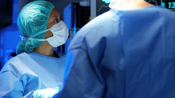 Formación sanitaria que realiza la operación laparoscópica
  - Metraje, vídeo