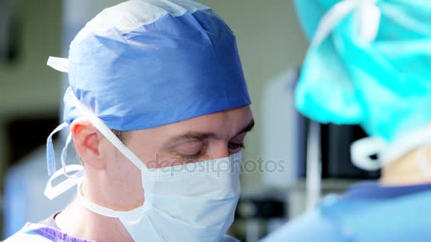 Krankenhaus-Spezialistenteam im Peeling im Operationssaal - Filmmaterial, Video