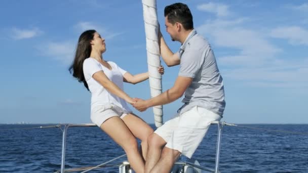 couple sur yacht à voile
  - Séquence, vidéo