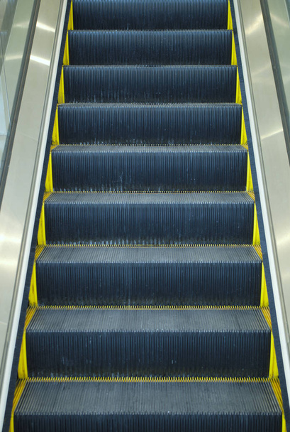 Rolltreppe Stahl Metall vertikal grau Aufzug - Foto, Bild