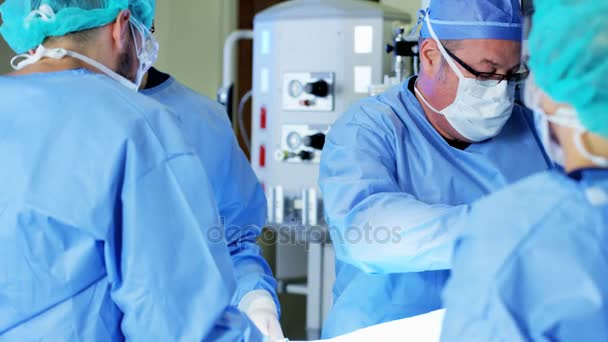 equipe médica realizando cirurgia ortopédica
 - Filmagem, Vídeo