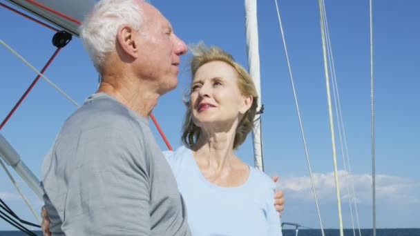 coppia sul loro yacht a vela
  - Filmati, video