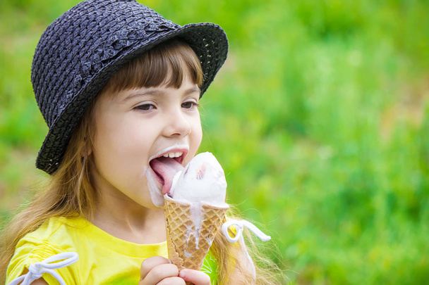 A criança come sorvete. Foco seletivo
. - Foto, Imagem