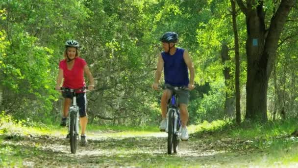idősek kerékpározhatnak a parkban  - Felvétel, videó