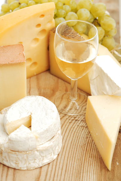 木のテーブルの上のチーズとワイン - 写真・画像