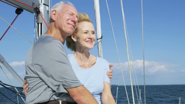  Paar segelt auf der Jacht - Filmmaterial, Video