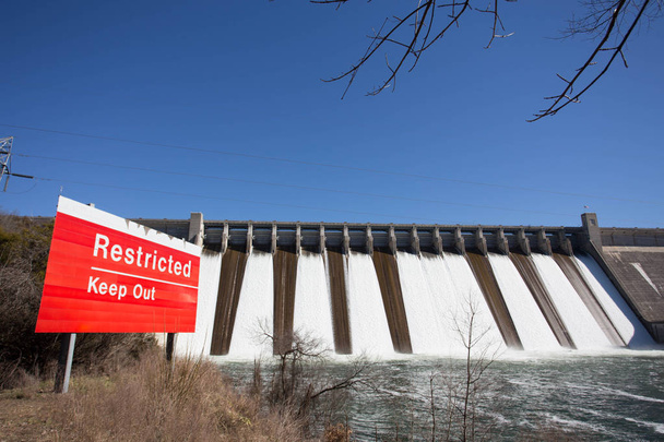 Presa hidroeléctrica que libera agua
 - Foto, imagen