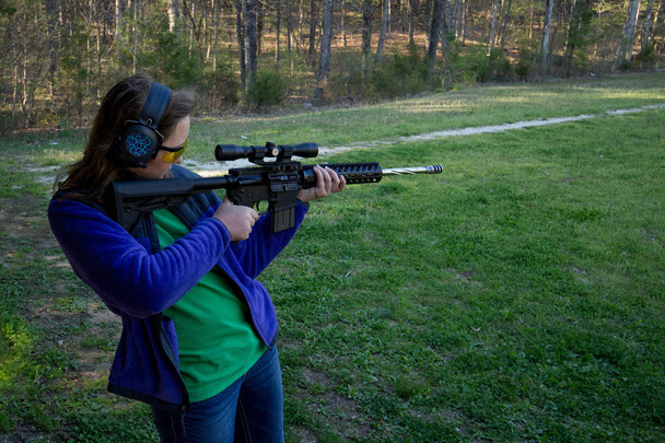 Девушка-подросток на стрельбище
 - Фото, изображение