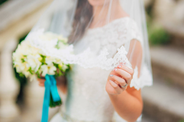 El ramo de boda en las manos de la novia - Foto, Imagen