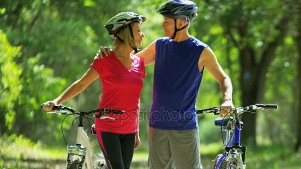 seniors disfrutando de paseo en bicicleta
 - Imágenes, Vídeo