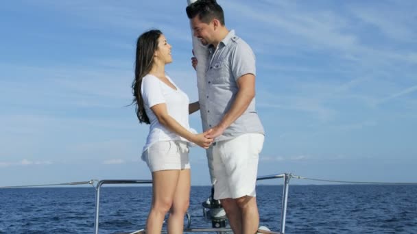 Paar segelt auf Jacht  - Filmmaterial, Video