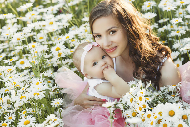若い可愛い彼女の小さな赤ちゃんの屋外での母。美しい wom - 写真・画像