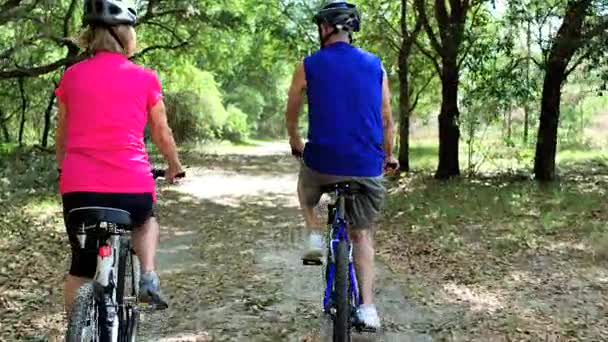 Senioři, jízda na kole se udržovat v kondici  - Záběry, video