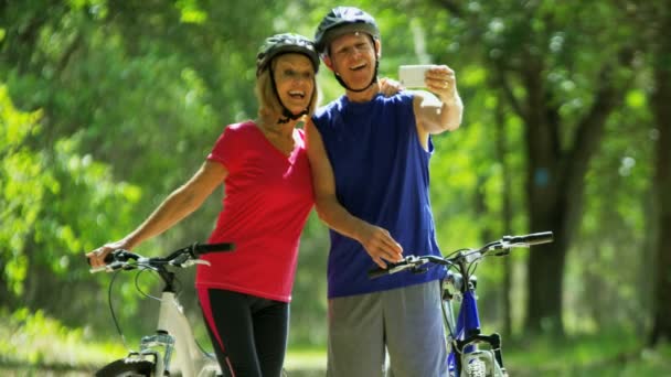 pareja disfrutando del ciclismo
  - Imágenes, Vídeo