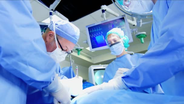 equipo médico que realiza cirugía ortopédica
 - Imágenes, Vídeo