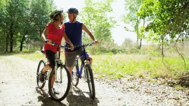 ζευγάρι που έχοντας ποδηλασία ταξίδι - Πλάνα, βίντεο