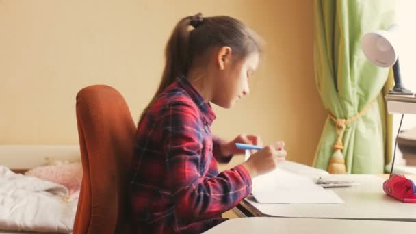 4k video de hermosa chica terminó de hacer la tarea y relajarse detrás del escritorio
 - Metraje, vídeo