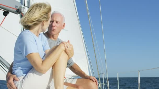 man en vrouw buiten op hun zeilboot - Video