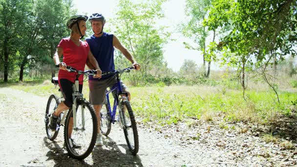 Casal desfrutando de ciclismo
 - Filmagem, Vídeo