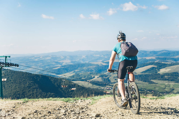 молодой человек на велосипеде в горах
 - Фото, изображение