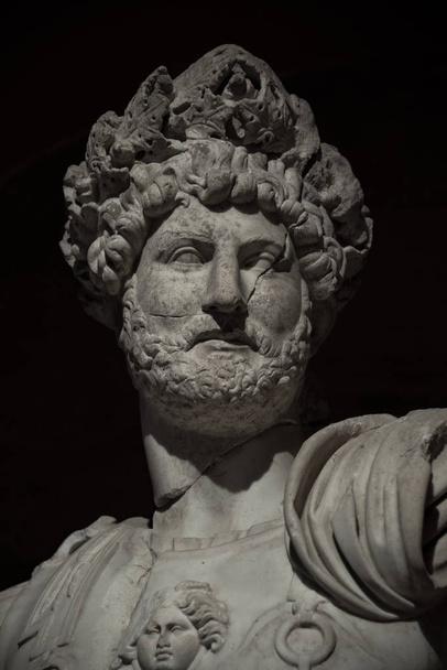 Posąg potężny wojownik Roman, zbliżenie, na białym tle w czarny bac - Zdjęcie, obraz