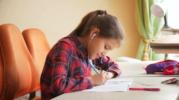 4k кадров улыбающейся девушки, делающей домашнее задание и слушающей музыку
 - Кадры, видео