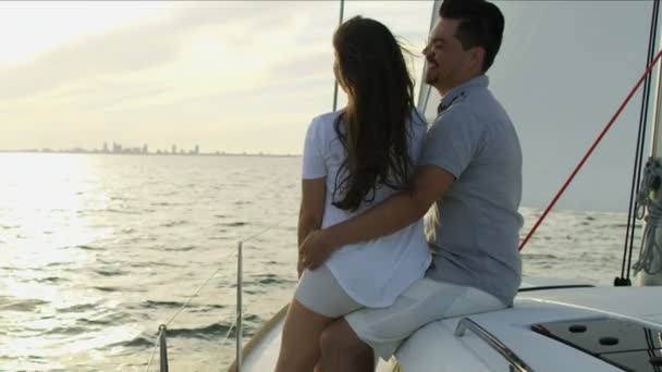 couple sur yacht à voile
  - Séquence, vidéo