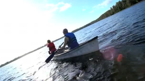 paar in de kajak op het meer - Video