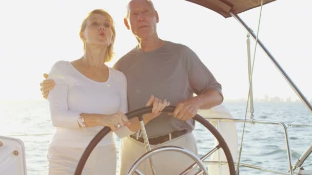 marido y mujer al aire libre en su velero
 - Metraje, vídeo