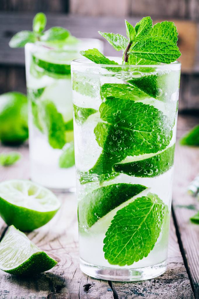 frische Mojito-Cocktails mit Limette, Minze und Eis im Glas - Foto, Bild