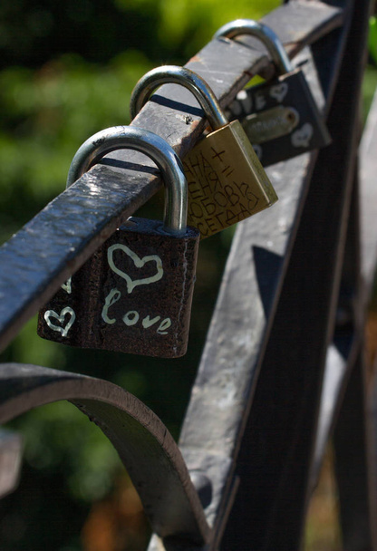 Rakkaus sydän symboli ikuinen metalli lukko. Romanttinen käsite. Kaunis ystävänpäivä tausta
 - Valokuva, kuva