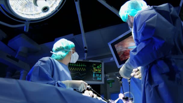 Chirurgický tým provádějící laparoskopické chirurgii - Záběry, video