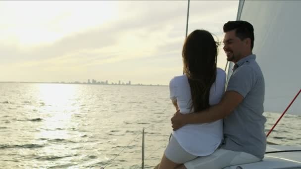 coppia su yacht a vela
  - Filmati, video