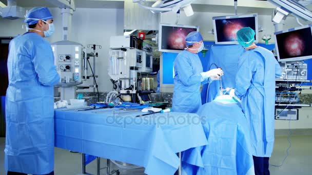 患者に腹腔鏡手術を行う - 映像、動画
