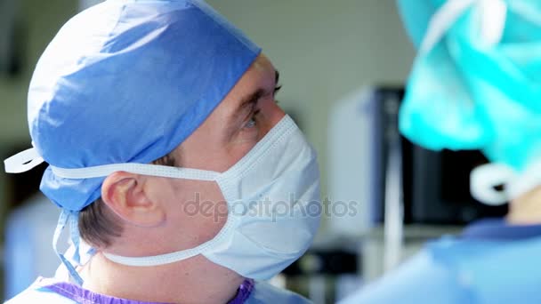 Formazione sanitaria che esegue un'operazione laparoscopica
  - Filmati, video