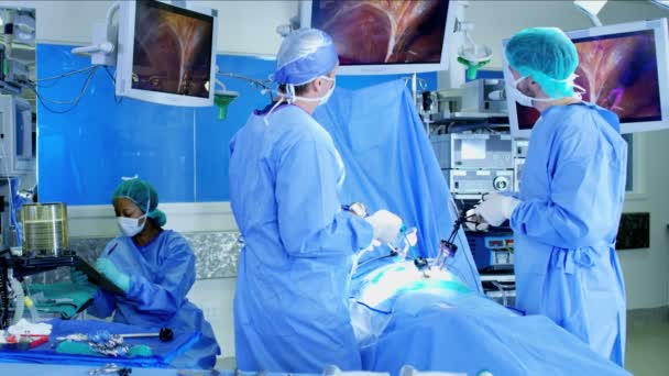 ιατρική ομάδα εκτελεί την λαπαροσκοπική χειρουργική - Πλάνα, βίντεο