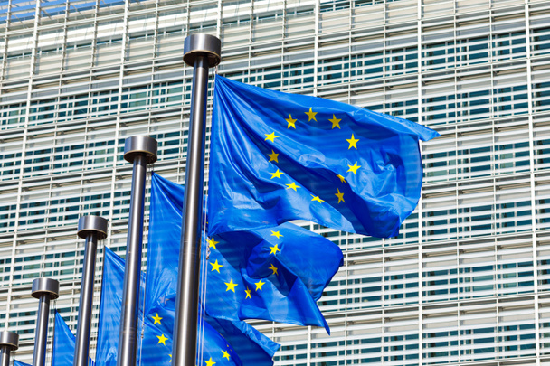 Banderas de la Unión Europea frente a la Comisión Europea en Bruselas, Bélgica
 - Foto, imagen
