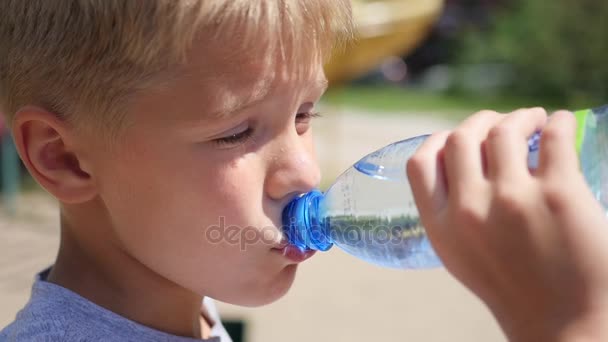 男は、屋外のボトルから水を飲む - 映像、動画