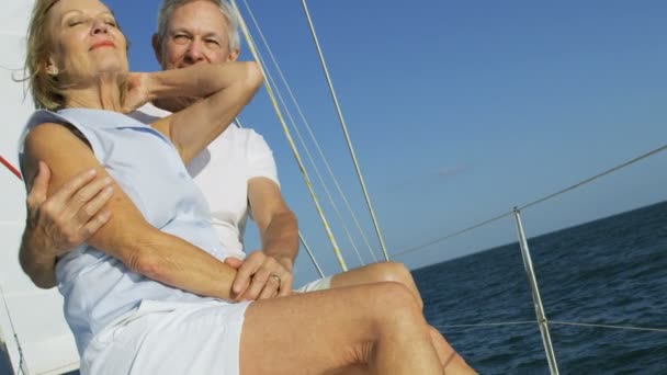 Paar segelt auf der Jacht - Filmmaterial, Video