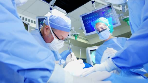 equipe cirúrgica realizando cirurgia ortopédica
  - Filmagem, Vídeo