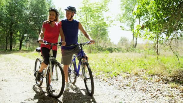 ζευγάρι απολαμβάνει βόλτα με ποδήλατο - Πλάνα, βίντεο